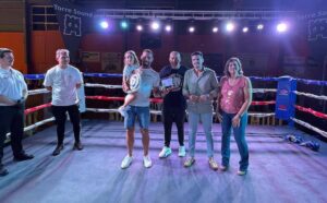 Durante la velada se hizo entrega de una placa homenaje a Ángel Feria, un referente en Huelva del kick boxing, que se retira de la competición.