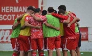 Los jugadores de La Palma se conjuran para lograr la primera victoria de la temporada ganando este domingo al Cartaya. / Foto: @LaPalmaCF.