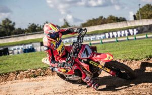 Paquito Gómez en liza durante unas de las carreras del Supermoto de las Naciones 2024 en Francia.