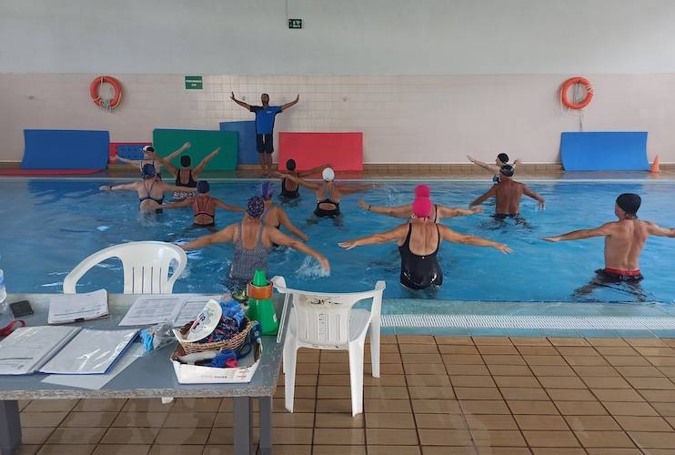 Natación para adultos, una de las actividades deportivas que los interesados pueden realizar en la piscina del Diego Lobato.