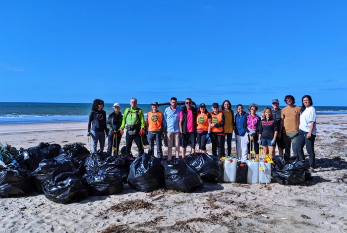 Playa Asperillo limpieza voluntarios quique bolsitas