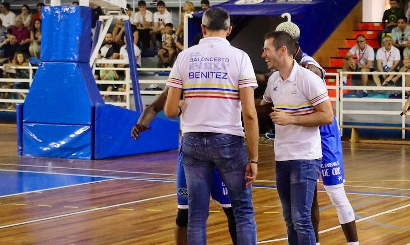 A la derecha, Antonio Quintero, nuevo entrenador del Huelva Comercio, junto al dimitido Gabriel Carrasco. / Foto: @HuelvaComercioL.