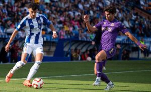 Rubén Serrano intenta dar un pase en presencia de un jugador del Alcorcón durante el partido en el Colombino. / Foto: @AD_Alcorcon.