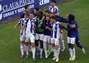 Los jugadores del Decano celebran el gol de Pablo Caballero, anotado de penalti en el minuto 59 de partido. / Foto: Captura imagen FEF TV.