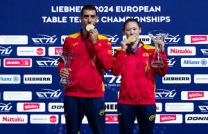 Álvaro Robles y María Xiao en el podio con la medalla de oro y el trofeo de campeón de Europa. / Foto: @rfetm_tenismesa.