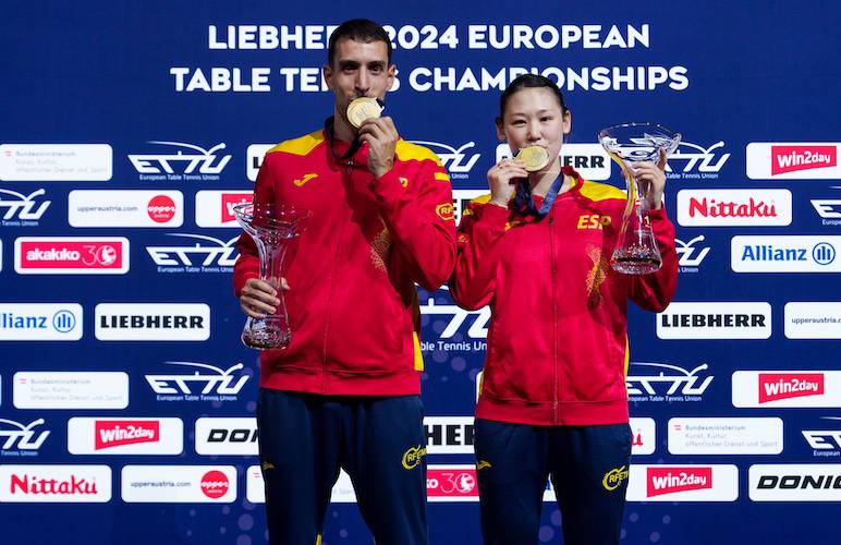 Álvaro Robles y María Xiao en el podio con la medalla de oro y el trofeo de campeón de Europa. / Foto: @rfetm_tenismesa.