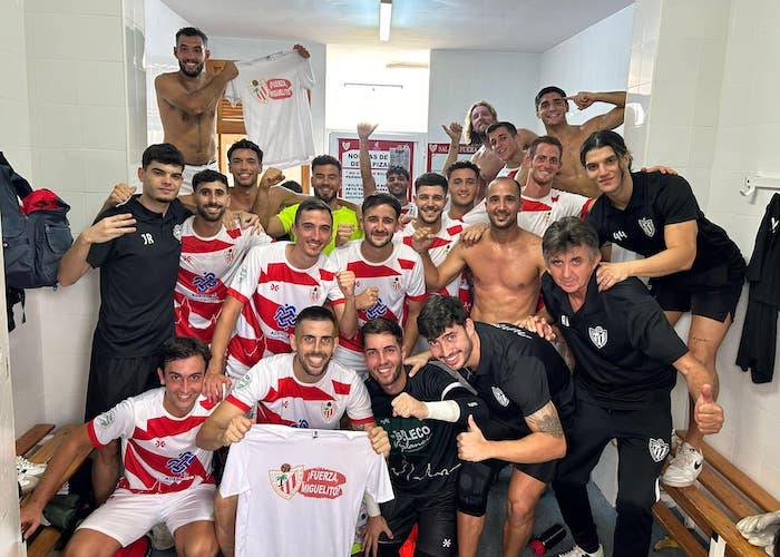 Los jugadores del Rociana celebran al final del partido su gran triunfo ante el Algaida, el primero en casa. / Foto: @CDRociana.