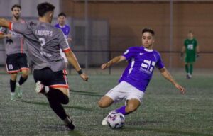 El Rociana quiere dejar atrás su derrota en San Fernando y pone los cinco sentidos en ganar en casa a la UB Lebrijana. / Foto: @CanteraSFCD.