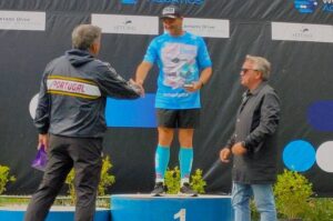 Rubén Gutiérrez con su trofeo en lo más alto del podio tras ganar la prueba de 500 metros en Setúbal (Portugal).