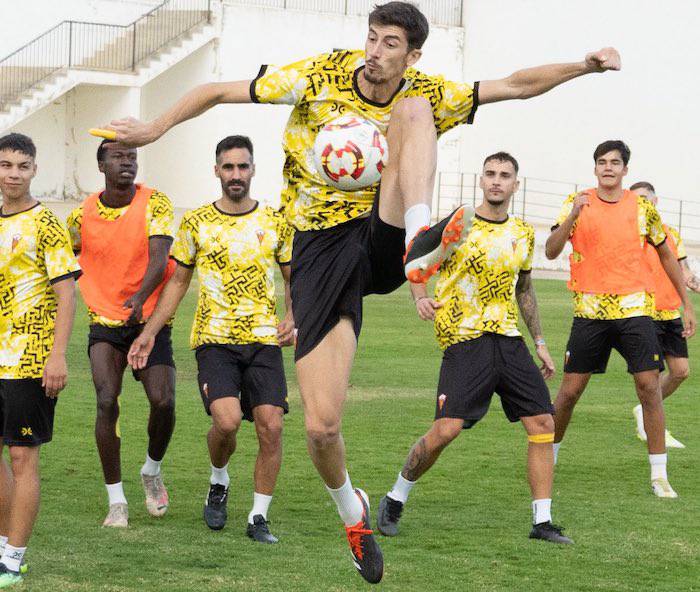 Los jugadores del San Roque en uno de los entrenamientos de esta semana preparando su partido en la matinal del domingo con el Utrera. / Foto: @SanRoqueLepe.