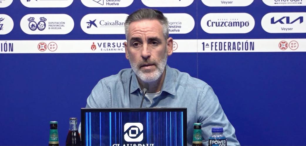 El entrenador del Recre, Abel Gómez, durante la rueda de prensa de este viernes en la previa del choque con el Algeciras. / Foto: Captura imagen Huelva TV.