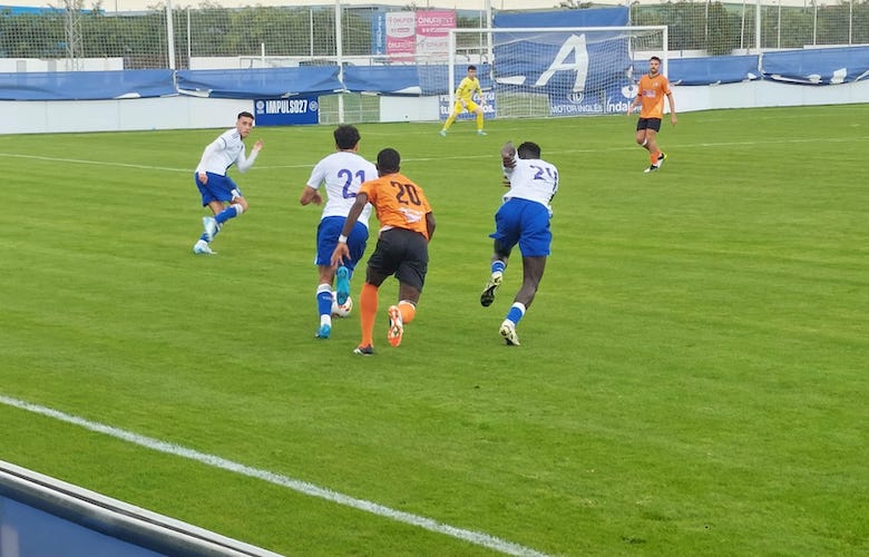 Cachorro, tras superar a Diawara, inicia una jugada de ataque del Atlético Onubense en su partido ante el Pozoblanco. / Foto: G. N.