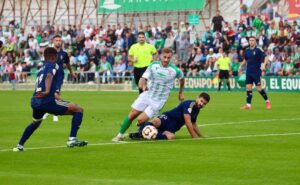 El incisivo Valverde en una acción de ataque con Raúl Navas en el suelo intentando despejar el balón. / Foto: @atcosanluqueno.