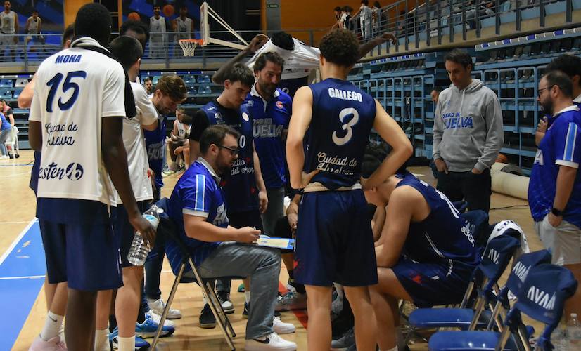 Pese a los intentos de Íñigo Núñez, entrenador del Ciudad de Huelva, por frenar la caida de su equipo, al final no pudo impedir la derrota. / Foto: CD Huelva La Luz.