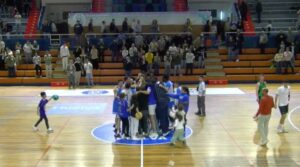 Los jugadores del Ciudad de Huelva celebran en el centro de la pista el triunfo logrado ante el Clínica Ponferrada SDP. / Foto: Captura imagen Canal FEB.