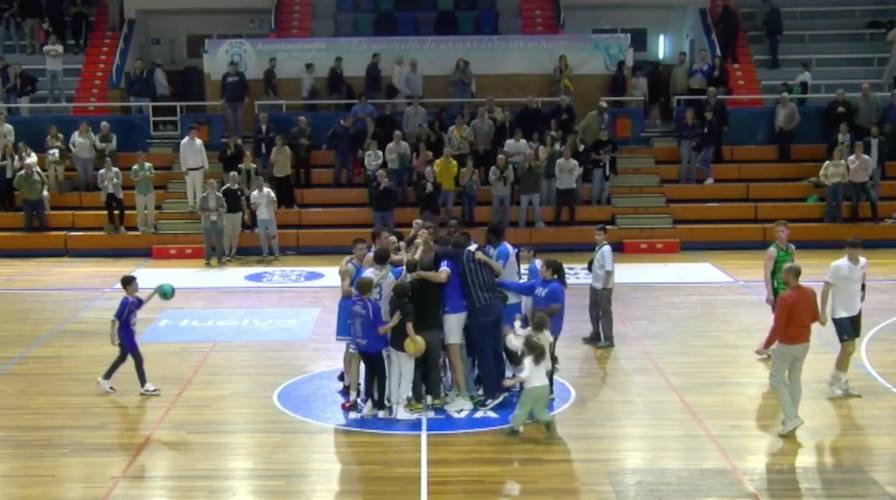 Los jugadores del Ciudad de Huelva celebran en el centro de la pista el triunfo logrado ante el Clínica Ponferrada SDP. / Foto: Captura imagen Canal FEB.