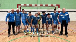 Los componentes del CD Sordos Huelva con los trofeos conquistados en el Campeonato de Andalucía que han ganado.