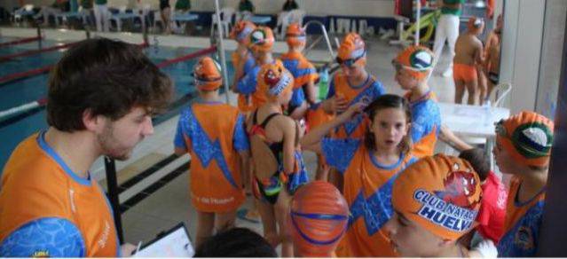 Los representantes del CN Huelva brillaron en la segunda cita de la Liga Prebenjamín-Benjamín-Alevín celebrada en el 'Andrés Estrada'. / Foto: @CNHUELVA.