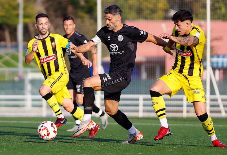 Juan Gómez, autor de dos goles para el Atlético Central, intenta superar a Marckus y Juan Carlos Camacho. / Foto: @ClubAtlCentral.