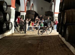 Uno de los participantes en la prueba de este fin de semana en Bollullos, a su paso por el interior de Bodegas Iglesias.