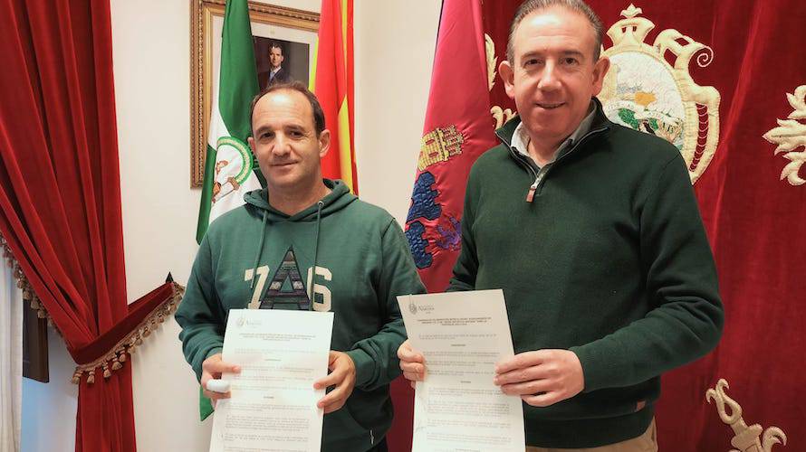 Jacob García, representante de la UD Aracena, -izquierda- y Manuel Guerra, alcalde de la localidad, tras la firma del convenio entre el Ayuntamiento serrano y la entidad deportiva.