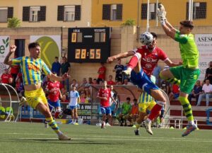 Ganar el derbi al Ayamonte, el objetivo del Isla Cristina el domingo para no caer en la zona de descenso. / Foto: Dos Hermanas CF 1971.