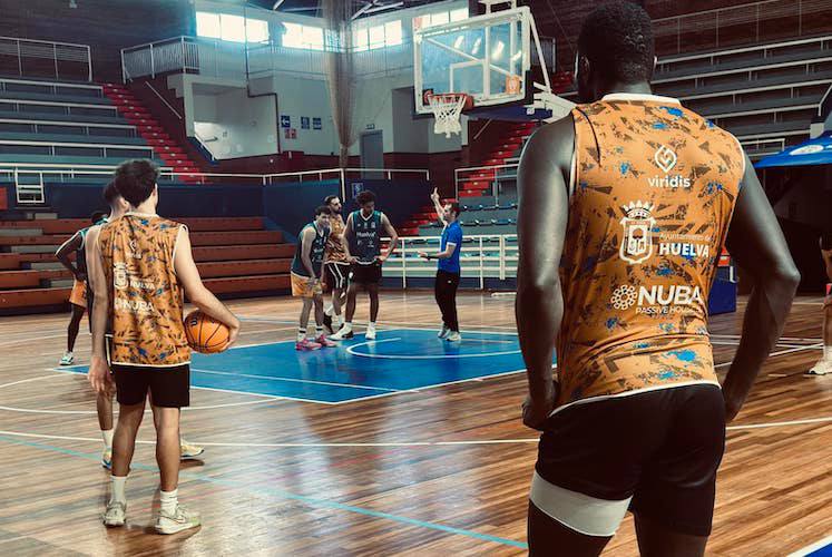 Los jugadores del Huelva Comercio LRi21 Viridis, durante uno de los entrenamientos en el Andrés Estrada de esta semana. / Foto: @HuelvaComercioL.