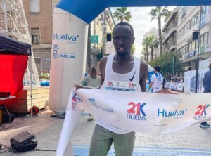 Jonathan Kipkoech Kamosong fue el ganador en la categoría masculina de la segunda edición de la '21K Ciudad de Huelva'. / Foto: 21K Ciudad de Huelva.