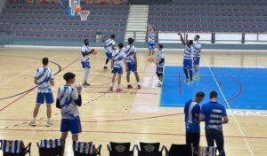 Los jugadores del Huelva Comercio LRi21 Viridis durante el calentamiento previo al inicio del partido en Dos Hermanas. / Foto: @HuelvaComercioL.