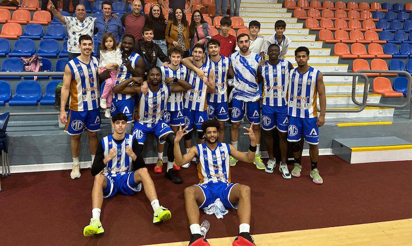 Alegría de los jugadores del Huelva Comercio al final del partido tras su importante triunfo en 'Los Montecillos' ante el Ciudad de Hermanas. / Foto: @HuelvaComercioL.