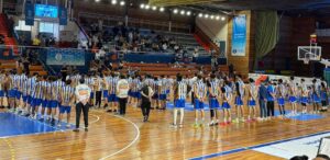 En el descanso del partido de la Tercera FEB la entidad onubense presentó a los equipos de sus escalafones inferiores. / Foto: G. J.