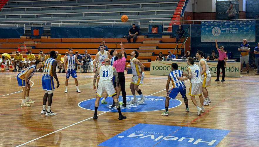 El Huelva Comercio apretó al final pero su reacción sólo le valió para perder por un punto ante el Baublock Gymnástica. / Foto: G. J. R.