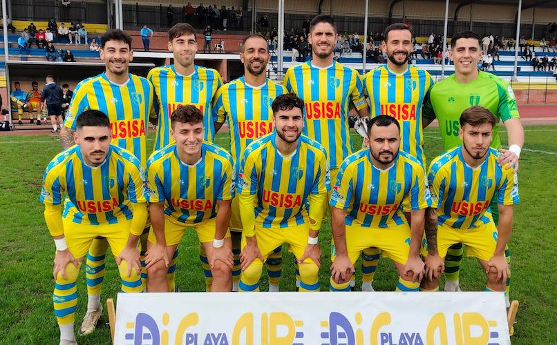 Formación inicial del Isla Cristina en el derbi ante el Ayamonte, saldado con triunfo del cuadro isleño. / Foto: @IslaCristinaFC.