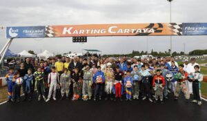 Tradicional foto de familia de equipos y autoridades en la prueba que cerró en Cartaya el Campeonato de Andalucía de Kárting. / Foto: FAA.