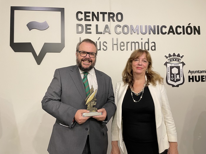 Luis de Vega recibe el Premio Ángel Serradilla 2024 de la Asociación de la Prensa de Huelva en su tierra natal