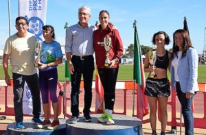 Podio femenino de las X Millas del Guadiana con Ana Cabecinha como ganadora y Celia Romero y Carolina Godinho, segunda y tercera. / Foto: J. L. Rúa.