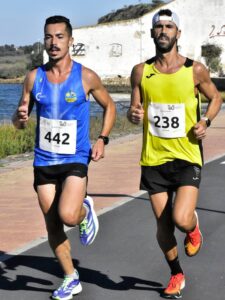 Fabio Mascarenha y Adrián Andivia, primero y segundo al final, en pleno esfuerzo durante la prueba. / Foto: J. L. Rúa.