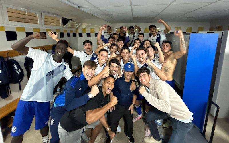 Alegría lógica de los jugadores del filial del Recre tras su gran victoria en Gines ante el CDI Sevilla Dos Hermanas.