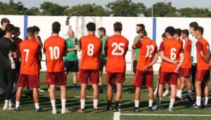 Los jugadores del Atlético Onubense se conjuran en sacar adelante su exigente compromiso del domingo ante el Sevilla C.