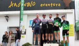 Podio masculino de la prueba celebrada en Santa Bárbara de Casa, con el local Manuel López 'Lolo' como ganador.