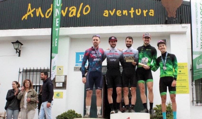 Podio masculino de la prueba celebrada en Santa Bárbara de Casa, con el local Manuel López 'Lolo' como ganador.