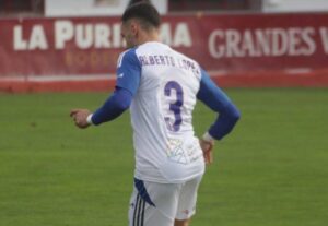 Alberto López, en una acción muy discutible y protestada, vio la roja tras castigarse su acción con penalti. / Foto: @recreoficial.