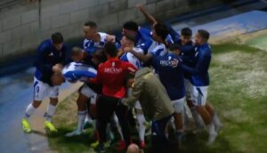 Alegría de los jugadores del Recre tras el tercer tanto, obra de Bekkouche, que le dio el triunfo. / Foto: Captura imagen FEF TV.