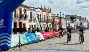 José Antonio Trujillo y Sergio Pérez, los grandes triunfadores del IV Reto 'Capital del Vino' en el momento de llegar a la meta.