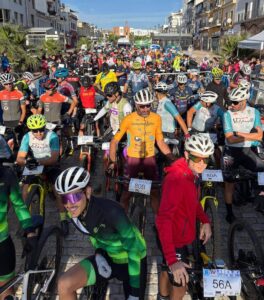 Los corredores en la meta momentos antes de darse la salida a la segunda etapa, una Media Maratón de casi 50 kilómetros.