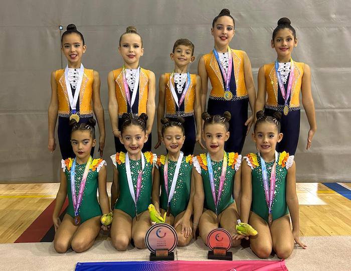 Componentes del Rítmico Colombino con las medallas logradas en el Campeonato de Andalucía celebrado este fin de semana en Sevilla.