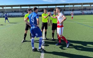 Prolegómenos del partido Rociana-Chiclana, resuelto en favor del cuadro chiclanero. / Foto: @CDRociana.