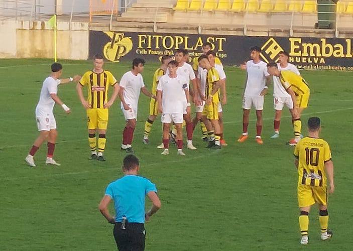 Pese a los intentos del San Roque y tener ocasiones para marcar, el partido con el Sevilla C acabó con empate a cero. / Foto: G. N.