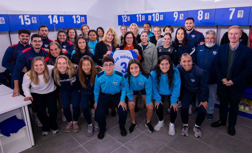 La alcaldesa de Huelva, Pilar Miranda, estuvo en un entrenamiento del equipo animando a las jugadoras y confirmando el respaldo municipal a la entidad. / Foto: @AytoHuelva.