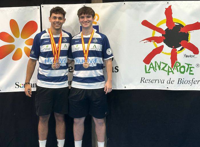 Alejandro Pérez y Álvaro Morán, con las medallas obtenidas en el Campeonato de España Sub 23 celebrado en Arrecife (Lanzarote). / Foto: @CBIESLAORDEN.